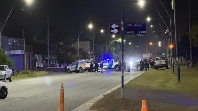 Mar del Plata: iba en moto sin casco, chocó contra un patrullero que cortaba el tránsito y murió