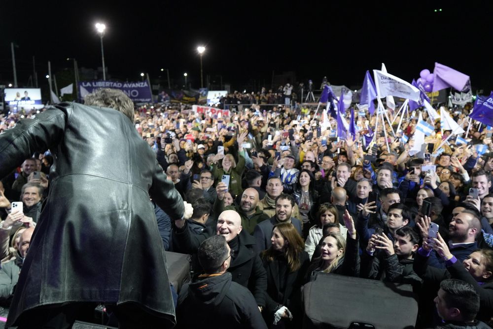 Javier Milei saluda a asistentes al acto de cierre de campaña en Moreno. (X @LLibertadAvanza)