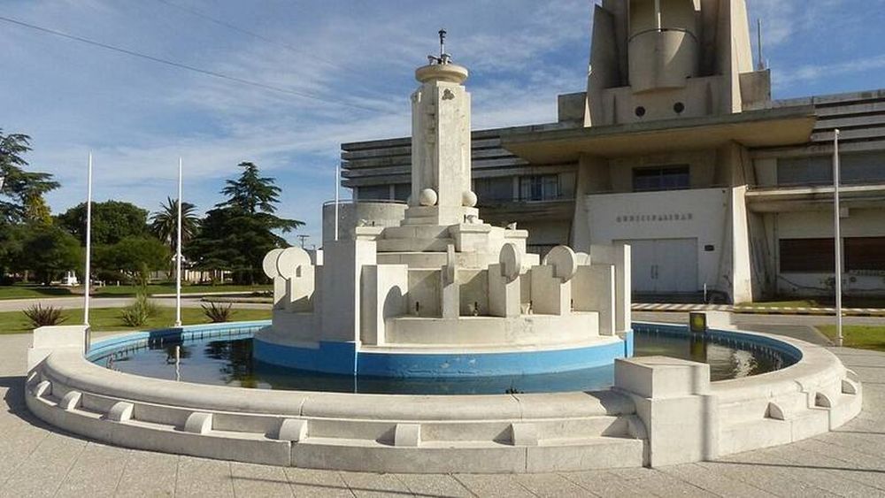 La fuente y el edificio municipal de Guaminí, obras de Francisco Salamone. (Cambio 2000)