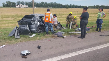 El VW Gol Trend del Ministerio de Seguridad bonaerense quedó destruido.