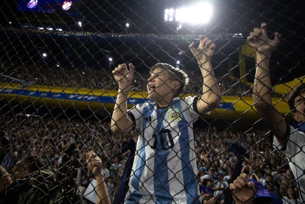 Un niño en medio de la hinchada (Xinhua/Martín Zabala)