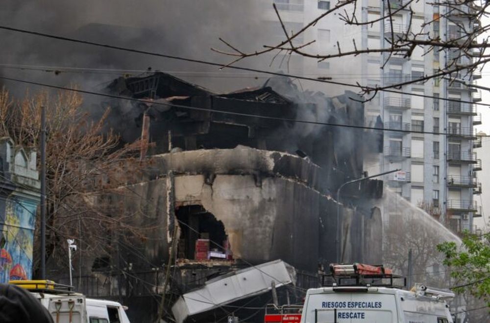 El incendio del depósito tardó varias horas en ser apagado. (DIB | Marcelo Metayer)