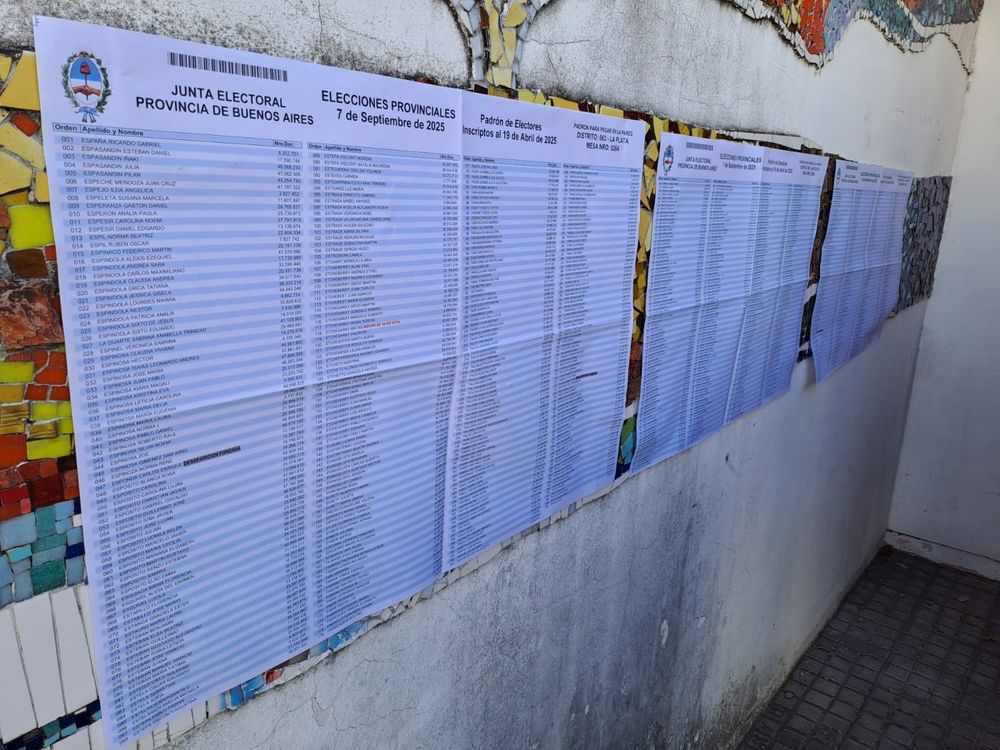 El padrón electoral en la pared de una escuela.&nbsp;