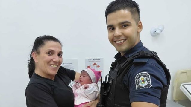 La beba y los dos policías, protagonistas de una historia de amor en Pinamar.