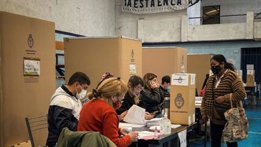 Una mujer llega a su puesto de votación durante la jornada de elecciones primarias, este 12 de septiembre de 2021, en Buenos Aires (Argentina). EFE/Juan Ignacio Roncoroni
