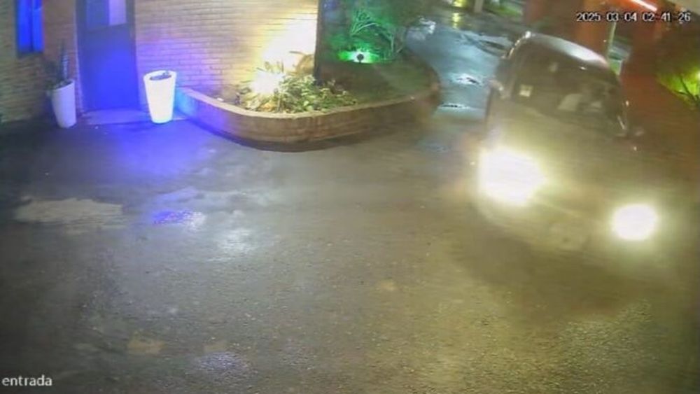 El ingreso del vehículo de alquiler al hotel alojamiento. - Captura de pantalla .