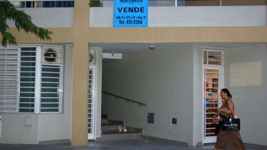 Un departamento con cartel de venta.