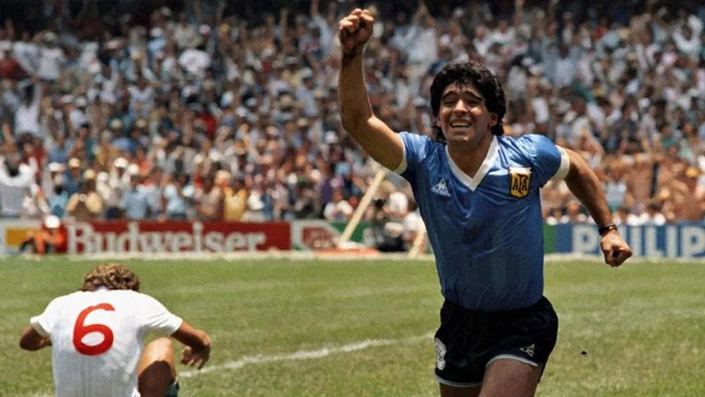El inolvidable Argentina vs Inglaterra de 1986, con el mejor gol de los mundiales en que Diego recorrió 68 metros dejando seis rivales en el camino, durante 11 segundos.