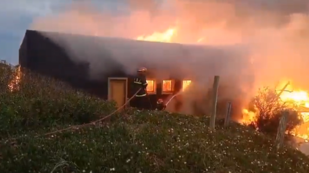 Los bomberos lograron contener el fuego que destruyó un restorán y parador ubicado en las playas del sur de mar del plata. (Imagen de video/Captura 0223)