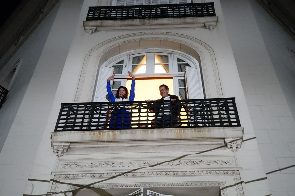 Cristina Kirchner, en el balcón junto a Mariano Recalde.