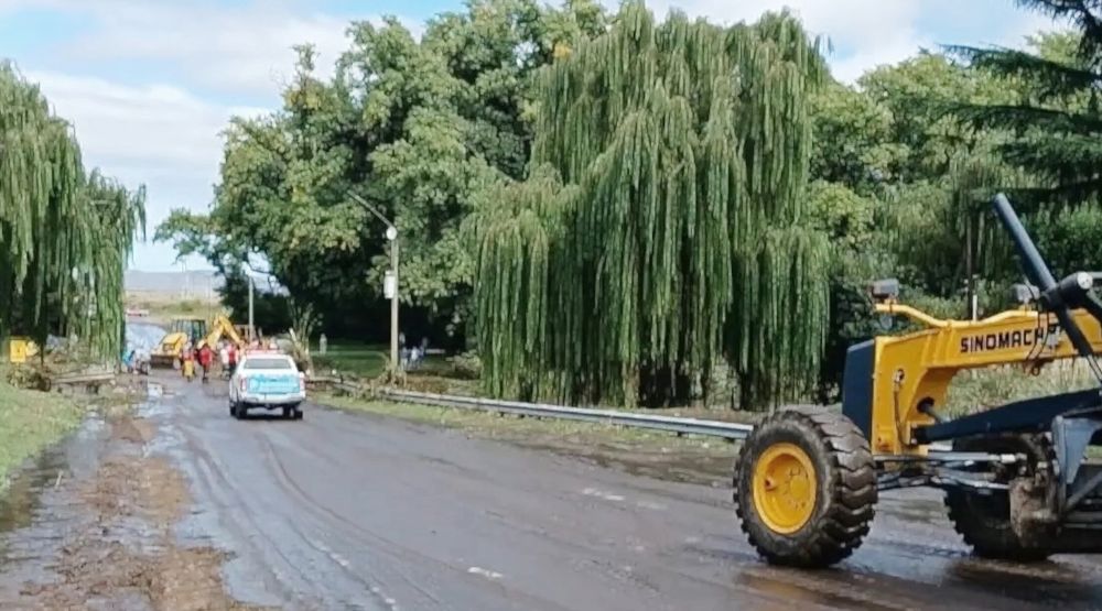 Calles anegadas y arroyos desbordados en toda la comarca de Sierra de la Ventana y Saldungaray. (La Nueva, gentileza Noticias Tornquist)