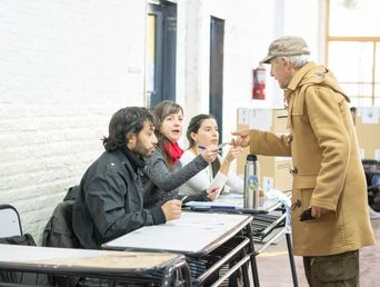 Una persona frente a la mesa para votar. Una persona frente a la mesa para votar.