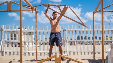 El armado de carpas en Mar del Plata es un ritual que se repite cada septiembre