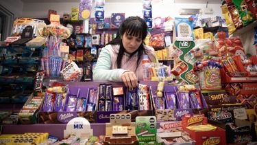 Una trabajadora acomoda golosinas en un kiosco. (Xinhua/Martín Zabala)