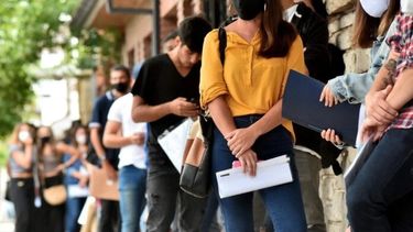 Una cola de desaocupados que buscan empleo. Una cola de desaocupados que buscan empleo.