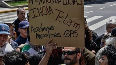 Trabajadores reclaman contra despidos del Gobierno.