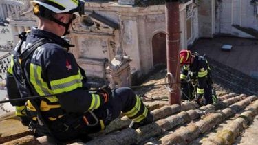 La chimenea de la que saldrá el humo que anuncia si hay o no Papa ya está instalada. (Vatican News)