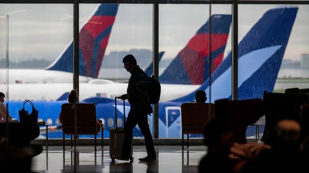 Personas en un aeropuerto esperando por un vuelo. (Agencia Xinhua)