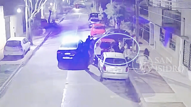 Imagen de una cámara de seguridad que captó el momento en el que el policía le realiza la Maniobra de Heimlich al bebé.&nbsp;