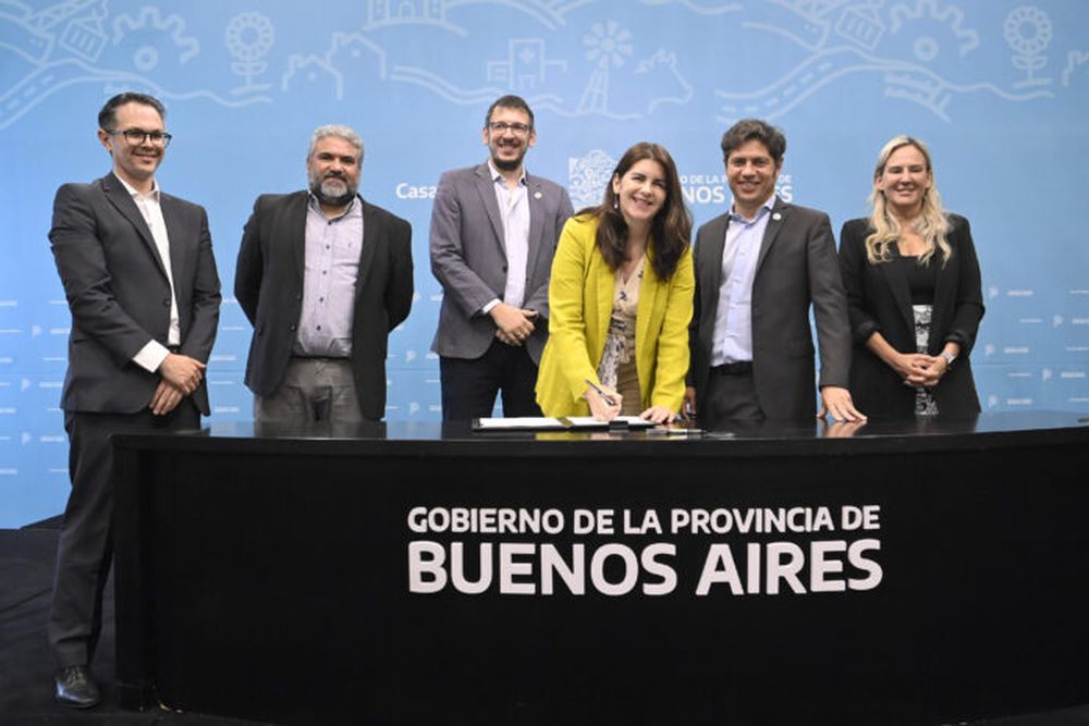 Kicillof y Cuattromo firmaron convenios con municipios.