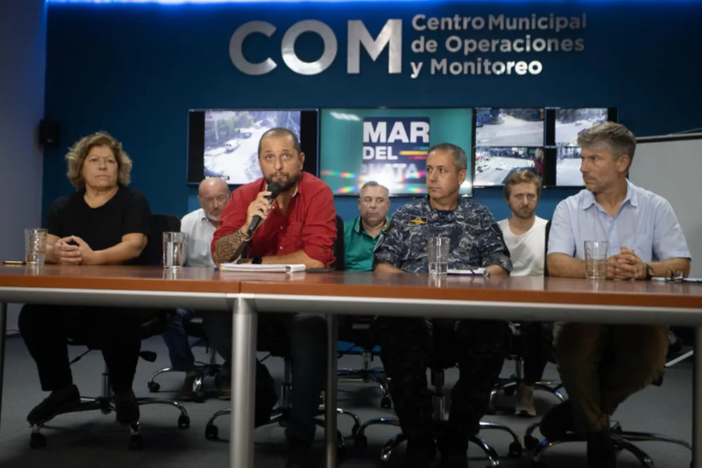 El secretario de Seguridad de General Pueyrredon, Rodrigo Goncálvez, anuncia la suspensión de las clases. (La Capital)