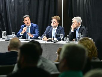 Reforma política. El senador Maximiliano Abad planteó la necesidad de avanzar en cambios de fondo. Reforma política. El senador Maximiliano Abad planteó la necesidad de avanzar en cambios de fondo.