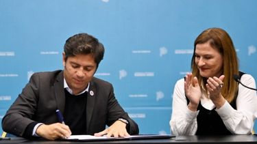 El gobernador, Axel Kicillof, junto a la ministra de Mujeres y Diversidad bonaerense, Estela Díaz.
