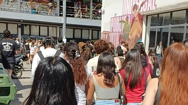 El momento en que los estudiantes evacúan una de las sedes de la Facultad de Artes de la UNLP.