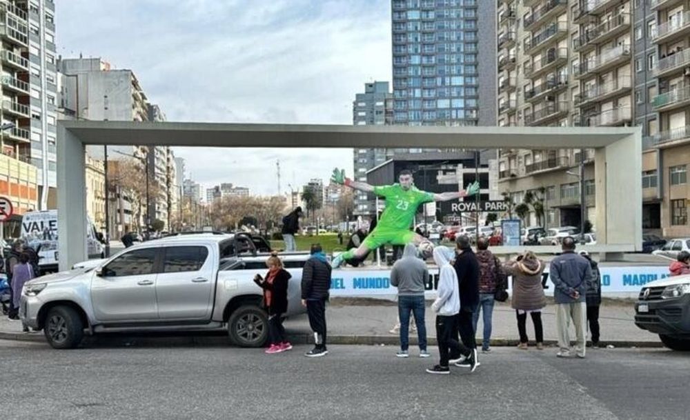 La inmortal atajada del “Dibu”. (0223)