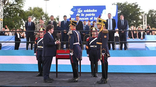Milei entregó el sable corvo de San Martín a los Granaderos y aprovechó para pegarle al kirchnerismo