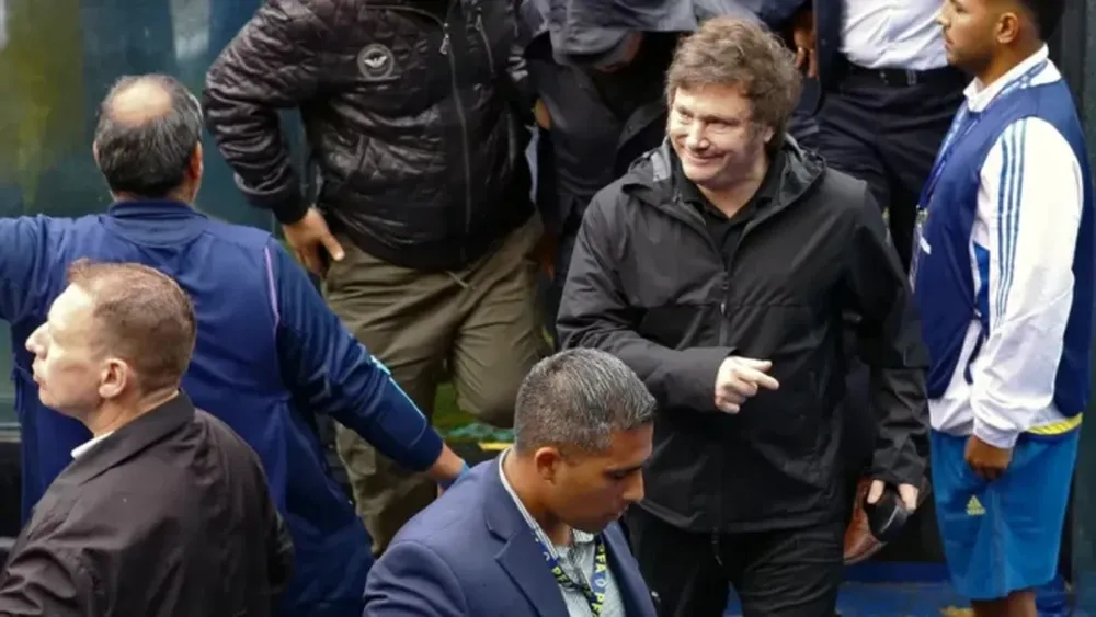 El presidente Javier Milei defendió este lunes una de las iniciativas que integran el mega DNU que habilita a que los clubes puedan convertirse en Sociedades Anónimas Deportivas.