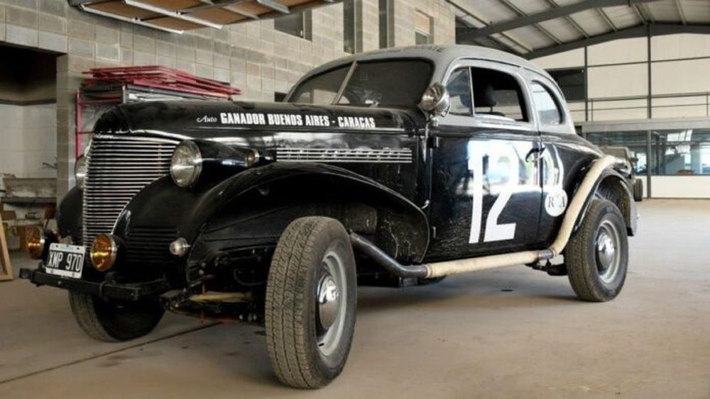 La réplica del Chevrolet 39 con el que Domingo Marimón y el tresarroyense Pedro Duhalde ganaron la Buenos Aires-Caracas. - La Voz del Pueblo -