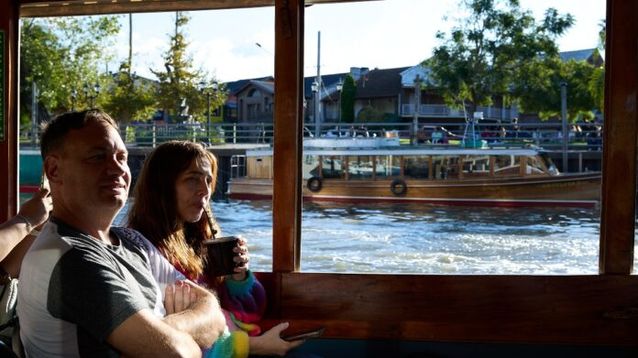 Turistas realizando un recorrido por un río, en Tigre. (Xinhua/Meng Dingbo)