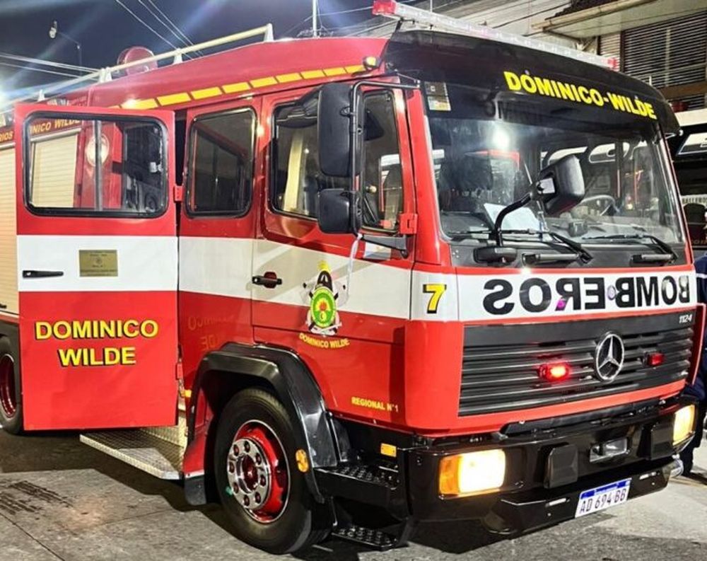 El fuego fue dominado por bomberos de Villa Domínico-Wilde. (Facebook)