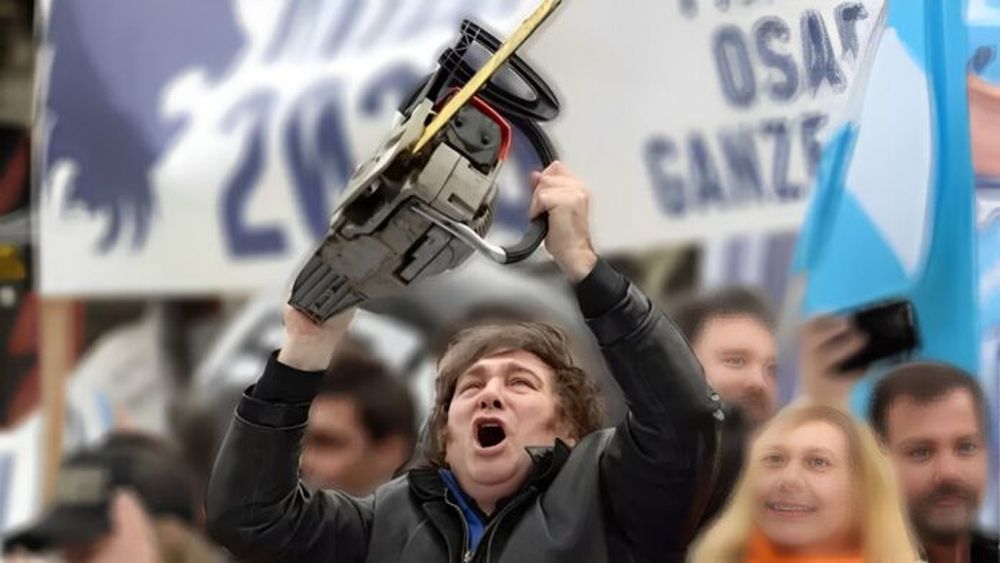 Javier Milei en campaña con la motosierra.
