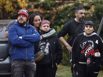 Fans del Indio lo despiden frente a su casa de Parque Leloir. Fans del Indio lo despiden frente a su casa de Parque Leloir.