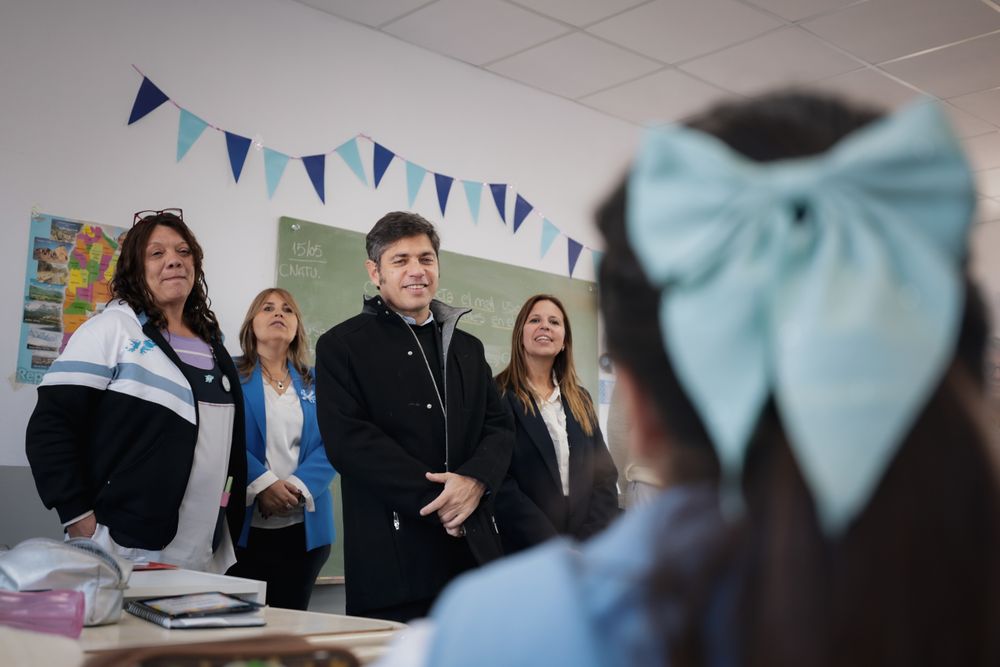 Kicillof, con docentes y alumnos de la primaria 6 de San Vicente.&nbsp;