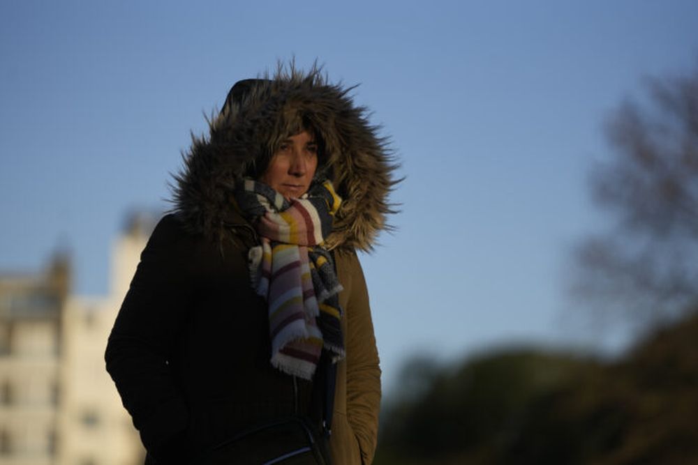 Una mujer camina durante una ola de frío polar. (Xinhua)