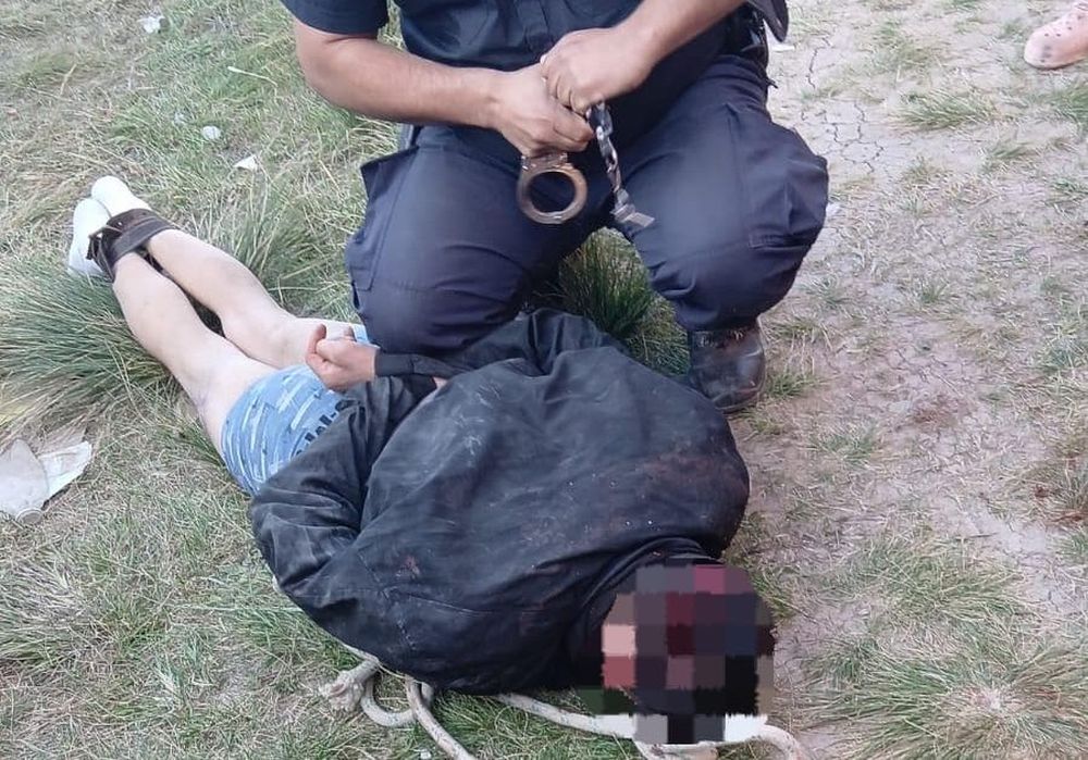 El momento en que detienen a uno de los cómplices del ladrón abatido.