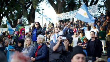 Una multitud se congregó en Parque Lezama para apoyar a Cristina Kirchner, quien cumple prisión domiciliaria y envió un mensaje a los presentes. (X/@la_campora)