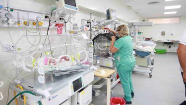 El Ministerio de Salud bonaerense subrayó “la importancia de los cuidados esenciales, el acompañamiento familiar y el acceso a controles adecuados para los bebés que nacen antes de la semana 37 de gestación”.