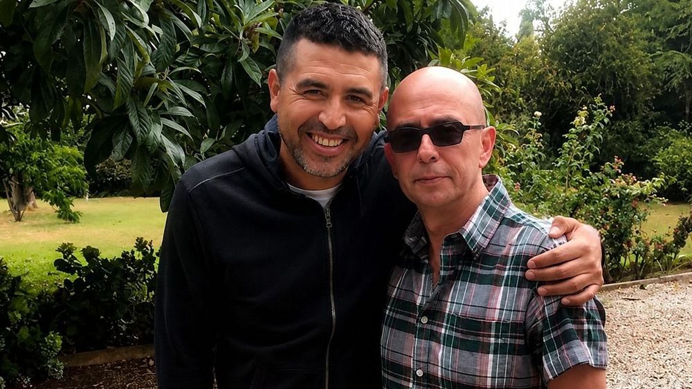 Juan Román Riquelme junto al Indio Solari. Juan Román Riquelme junto al Indio Solari.