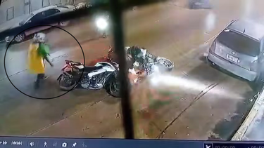 El momento en el que el joven repartidor se defiende con una bolsa con productos de limpieza. (Captura de video)