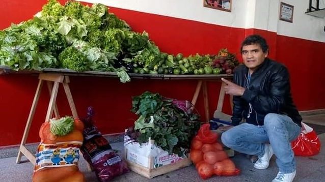 Cuando comenzó la pandemia, lo primero que Locomotora Castro repartió entre sus vecinos fueron verduras que mangueaba en el Mercado Central de La Matanza.