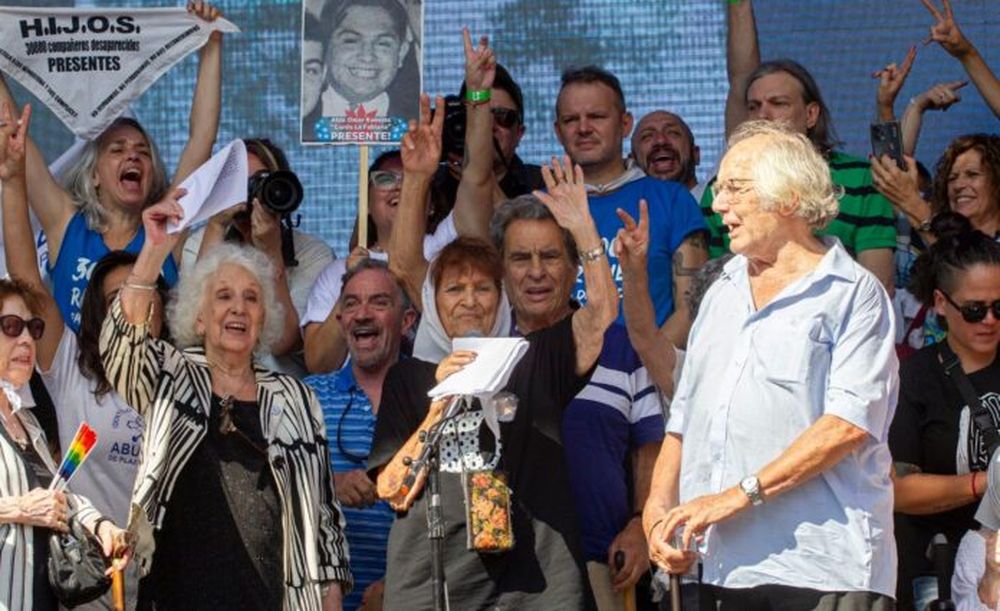 Estela de Carlotto, Taty Almeida y Adolfo Pérez Esquivel, junto a integrantes de la agrupación HIJOS y militantes de Derechos Humanos, en el palco del acto en Plaza de Mayo por el Día de la Memoria.
