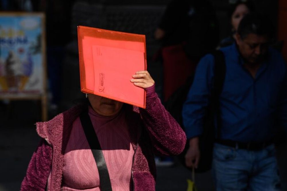 Una mujer se protege del sol durante una ola de calor. (Agencia Xinhua)