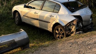 El Renault Mégane chocado por la formación ferroviaria que se dirigía a Mar del Plata.