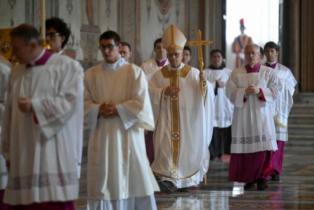 El papa León XIV se dirige a ofrecer su primera misa en la Capilla Sixtina. (Vatican News)