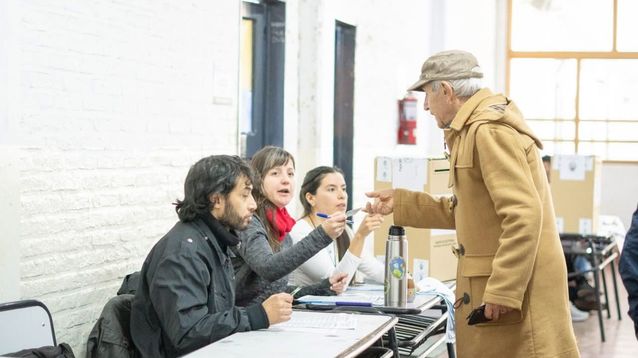 Una persona frente a la mesa para votar.&nbsp;