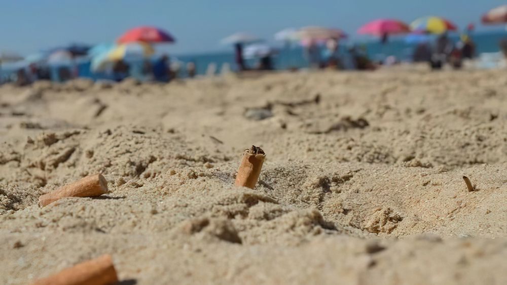 Las medidas apuntan a reducir la contaminación de las colillas de cigarrillos en las playas.